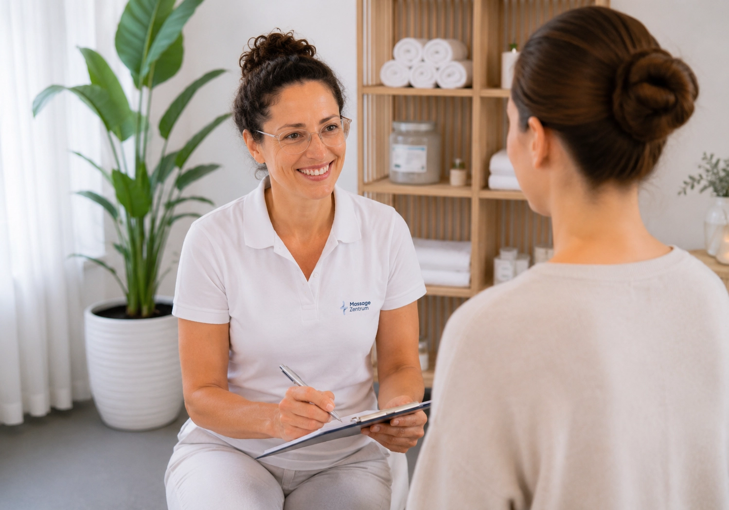 Therapeutin behandelt den Rücken – Massage Zentrum Dietlikon