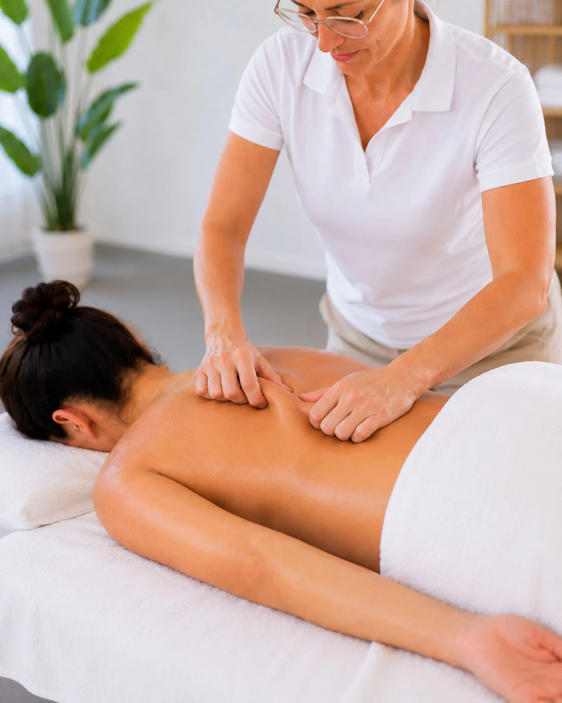 Zugtechnik am Rücken bei der Bindegewebsmassage – Massage Zentrum Dietlikon