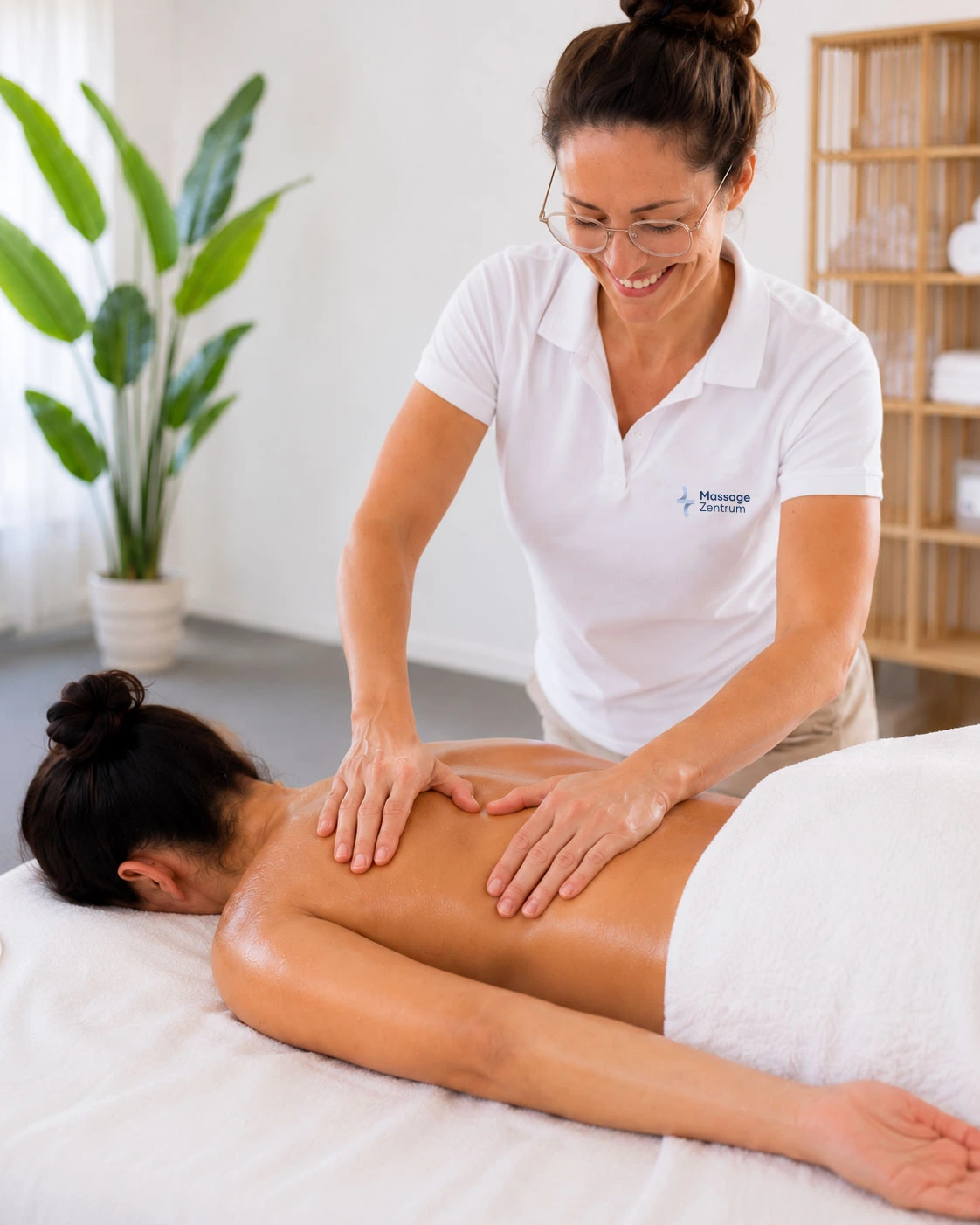Gezielte Arbeit an der verspannten Rückenmuskulatur – Massage Zentrum Dietlikon